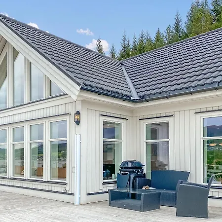 Сasa de vacaciones 5 Bedroom Awesome In I Romsdal Eidsvåg